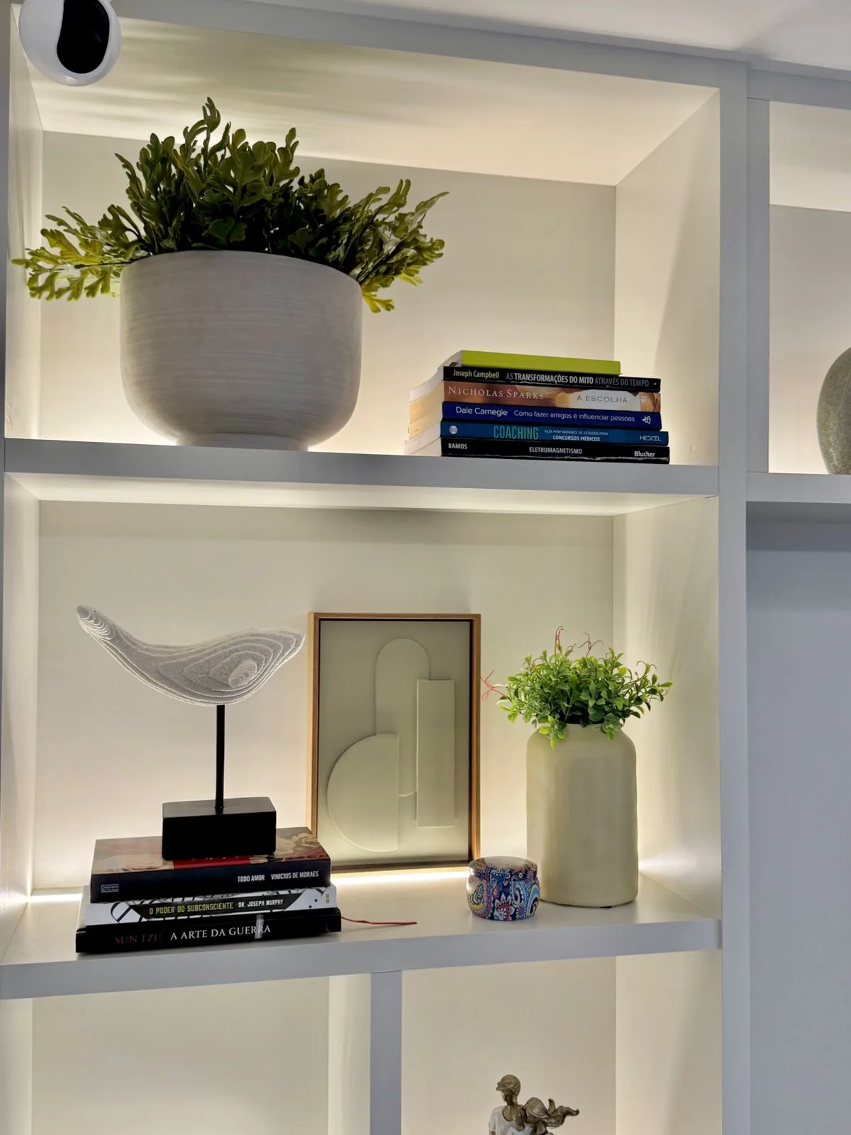Ambiente com projeto de decoração completo — quadros, objetos e iluminação