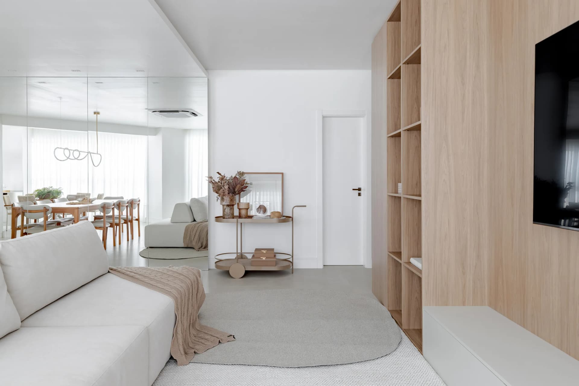 Sala de estar e jantar integradas de um apartamento em Itapema com móveis planejados, decoração e acabamentos da Dream Home Decor