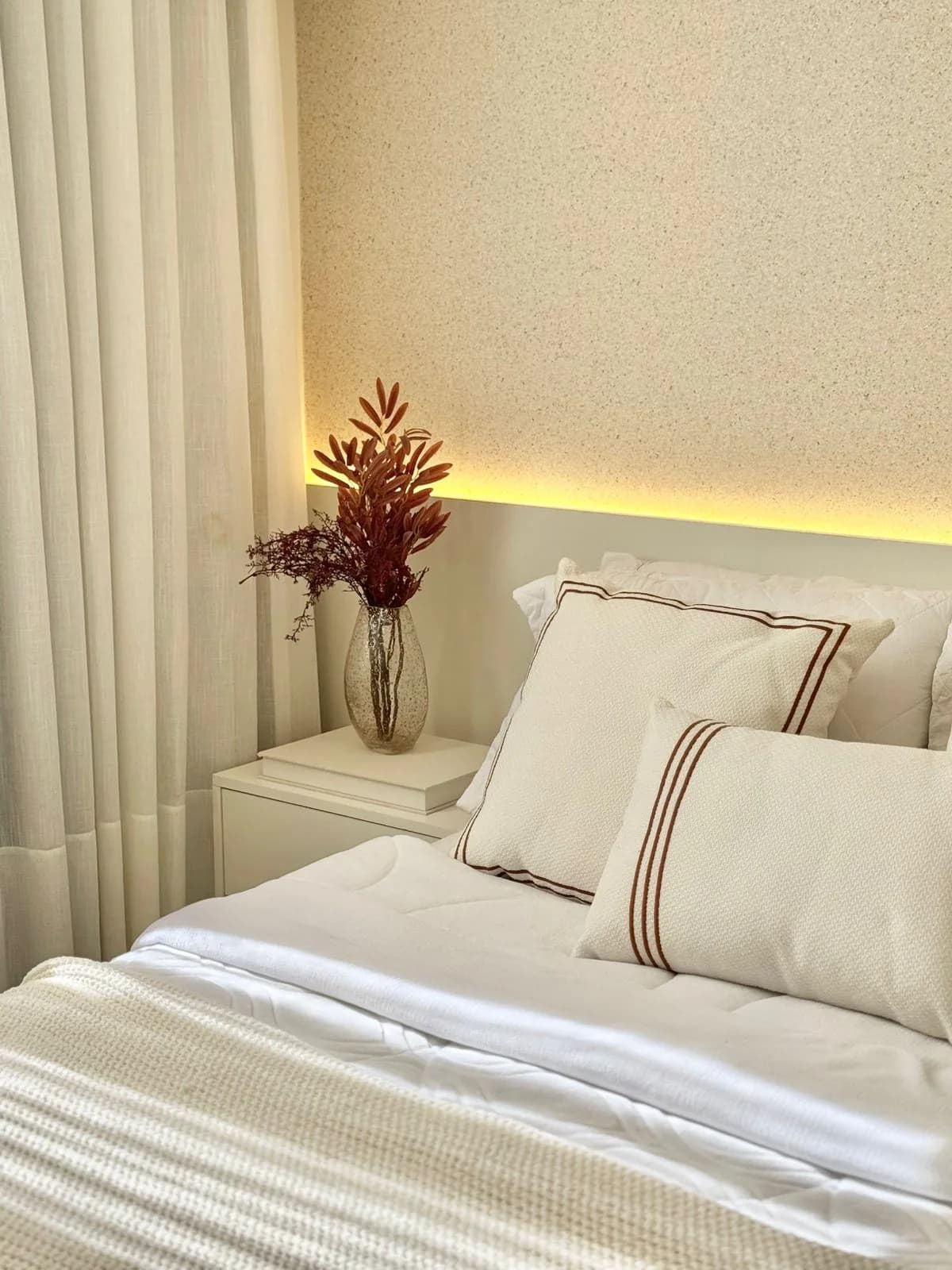 Parede com papel de parede aplicado em ambiente decorado
